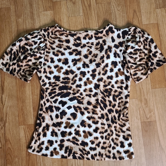 NWOT- LEOLARD PRINT V-NECK BY VIBE - Picture 5 of 8